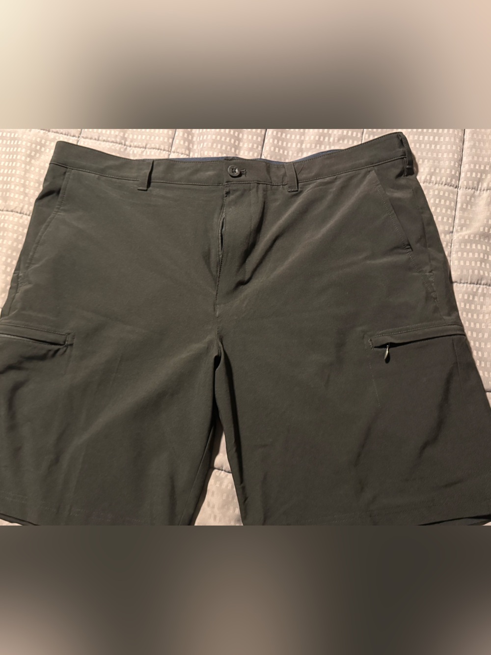 Excellent condition IZOD black Cargo Shorts with flex Waistband